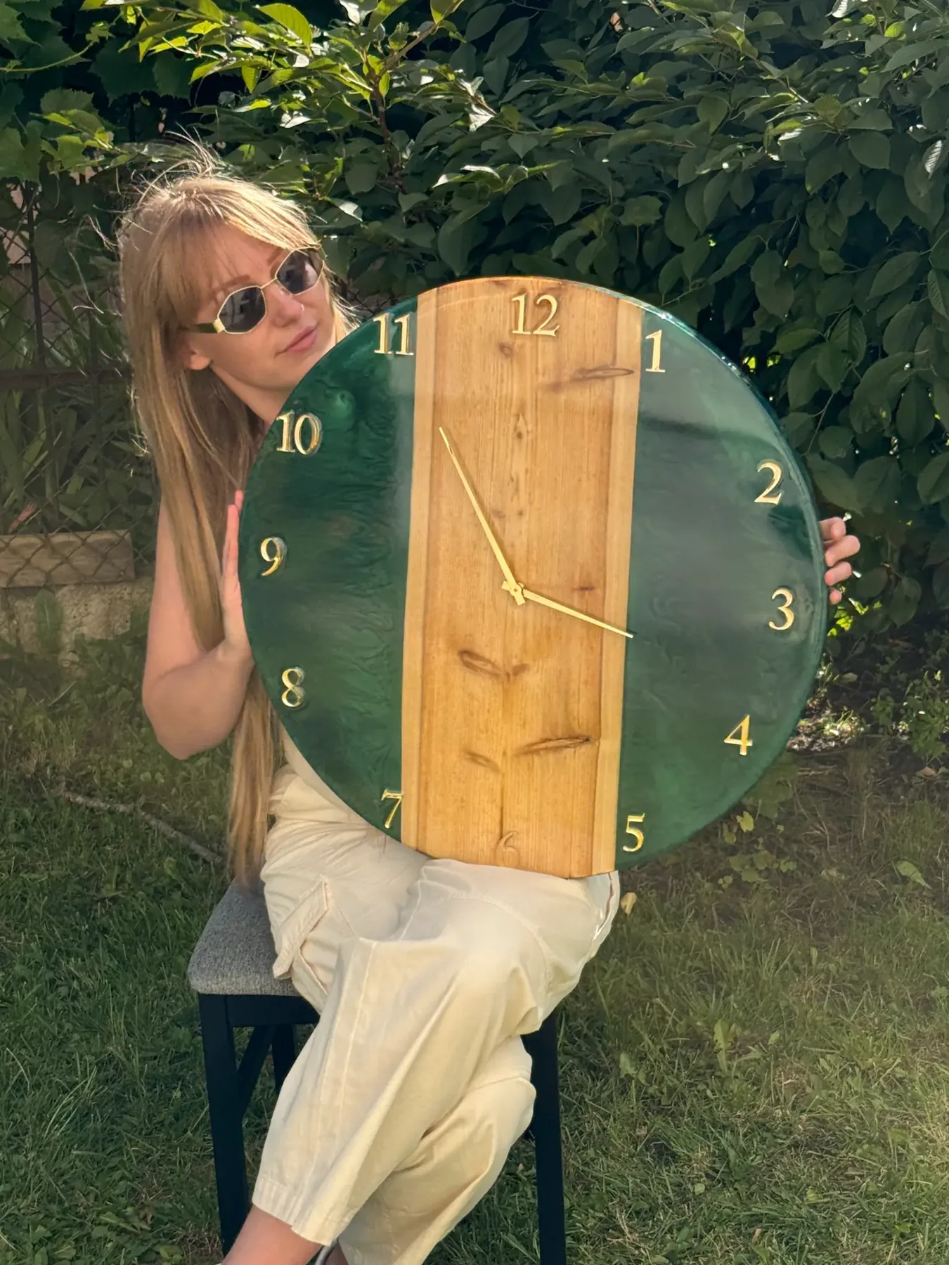 Duży ręcznie wykonany zegar z żywicy i drewna